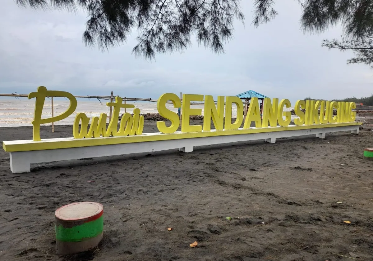 Pantai Sendang Sikucing